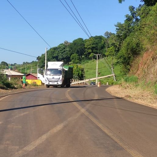 Condutor sofre mal súbito e colide em poste de energia no centro de Tunápolis