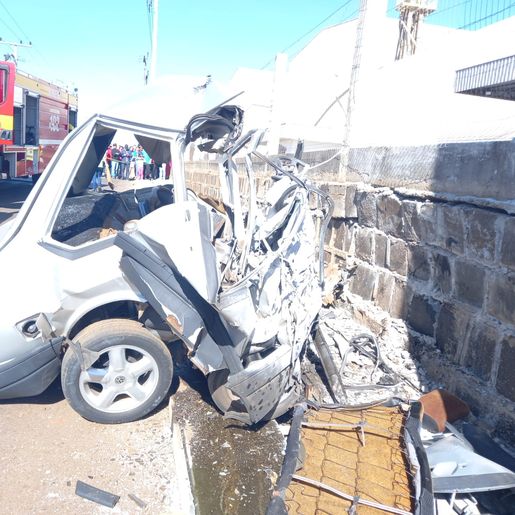 Condutor morre ao bater veículo contra muro em Pinhalzinho
