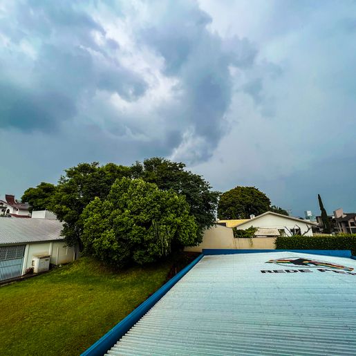 Alagamentos pontuais, raios, granizo e vento forte em Santa Catarina