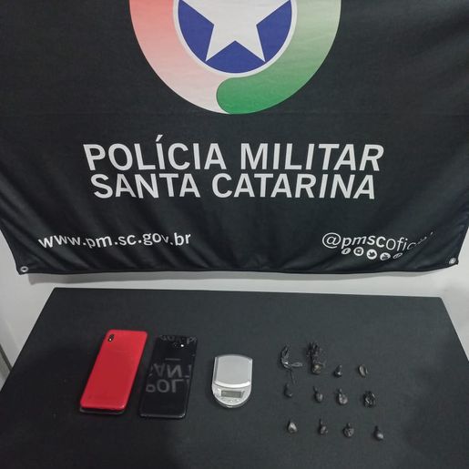 Homem é preso por tráfico de drogas e envolvimento de menor em SMO