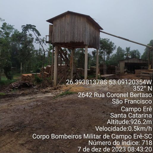 Deposito de maravalha pega fogo em Campo Erê