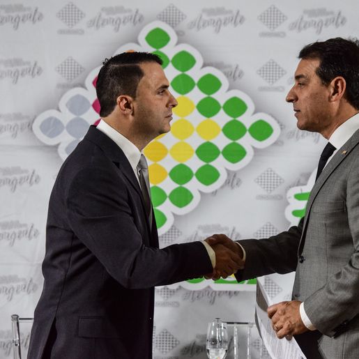 VÍDEO: Governador de SC volta a SMO, assina convênios e repassa emendas