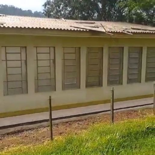 Vento causa danos em telhado de igreja no interior de Itapiranga