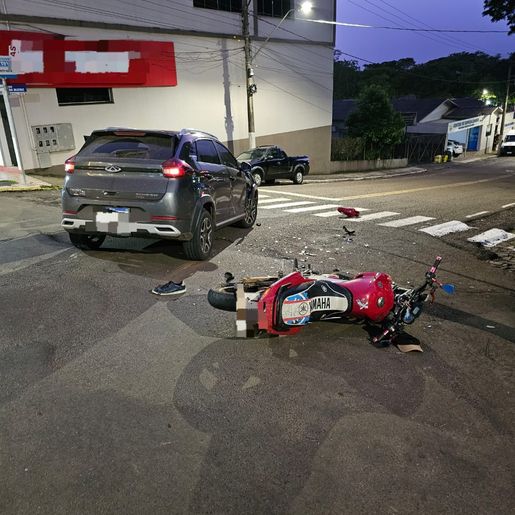 Colisão entre carro e moto deixa jovem ferido em Itapiranga