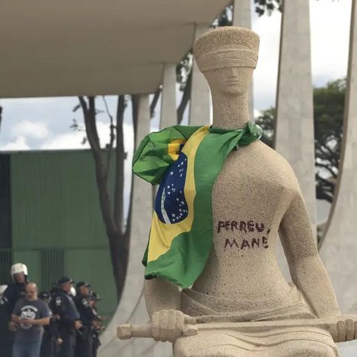 Moraes concede prisão domiciliar a mulher que pichou estátua no STF