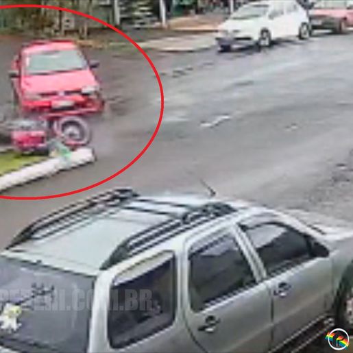 Câmera registra acidente entre carro e moto em Romelândia