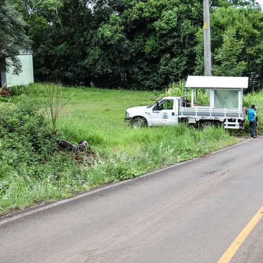 VÍDEO: Acidente envolvendo veículo da prefeitura deixa jovem ferido
