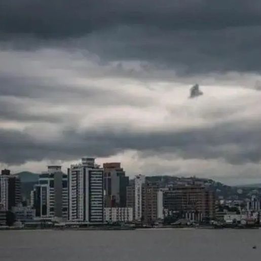 Defesa Civil amplia alerta vermelho para chuva intensa em 3 regiões de SC após estragos