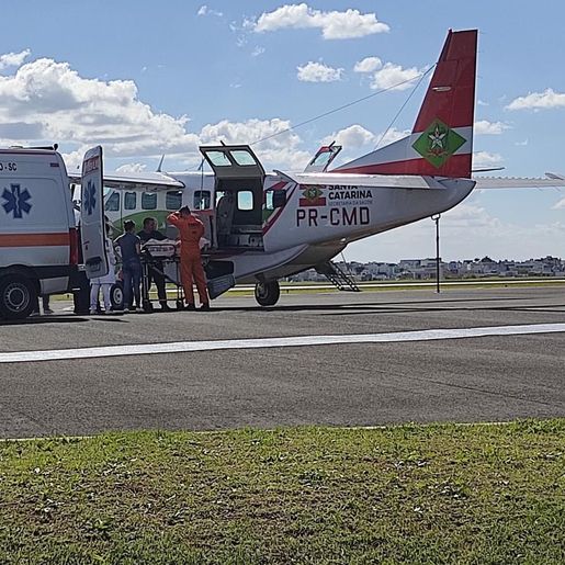 Criança de dois anos com queimaduras de 2° grau é transferida para Florianópolis