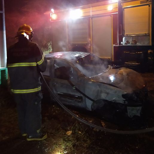 Carro abandonado é consumido pelas chamas na cidade em Iporã do Oeste