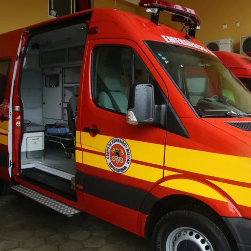 Veículo sai da pista e se choca contra poste de energia em Mondaí