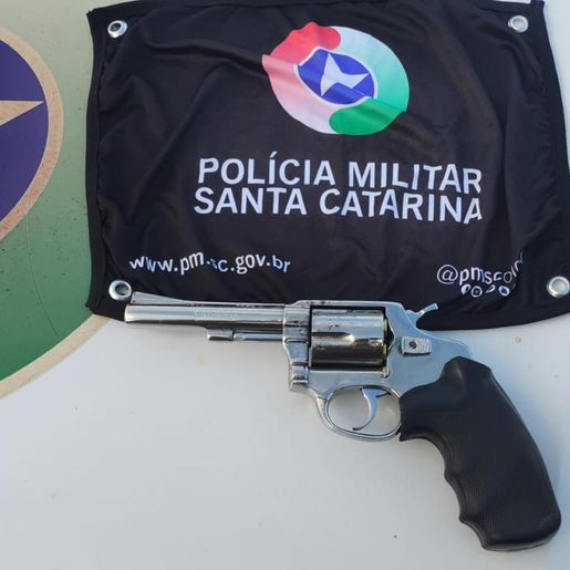 Homem dispara contra carro após confraternização e foge para mata em Bom Jesus do Oeste