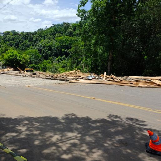 Caminhão sem freio provoca tragédia com dois mortos em Arvoredo