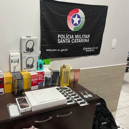 Carro e mercadoria irregular avaliados em R$100 mil são apreendidos em Campo Erê