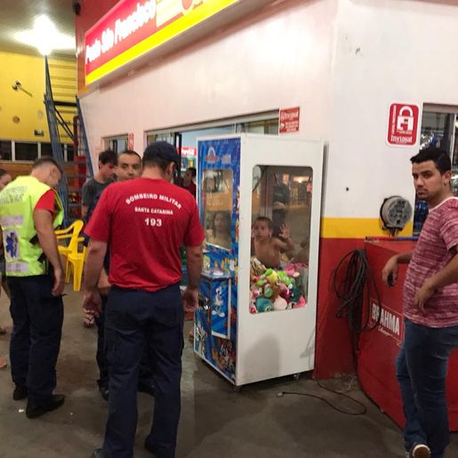 Criança fica presa em máquina eletrônica que pega bichinhos de pelúcia