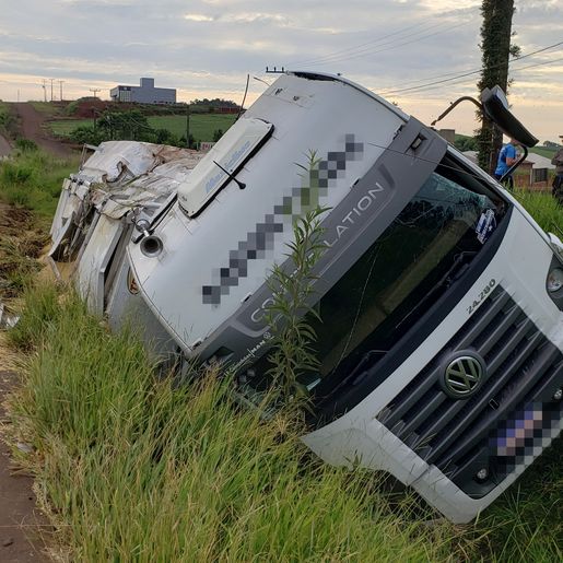 Caminhão sai da pista e tomba às margens da SC 163, em Iporã do Oeste