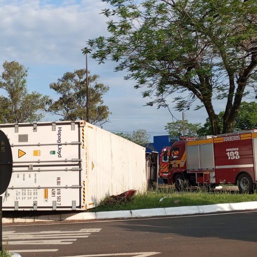 Carreta carregada com carne suína capota no trevo central de Pinhalzinho
