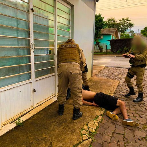 VÍDEOS: Homem invade residência, agride mulher, resiste e é preso pela PM