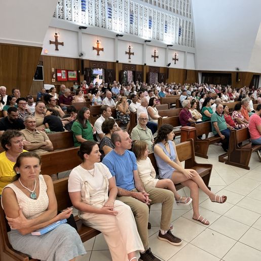 Celebração de Ano Novo na Igreja São Miguel Arcanjo reúne mais de mil fiéis