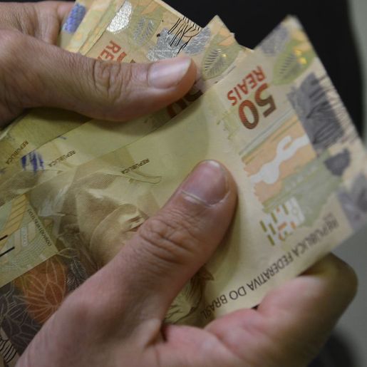 Caixa libera abono salarial para nascidos em maio e junho