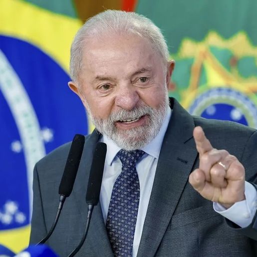 Trump pede para deixarem Bolsonaro em paz; Lula diz não aceitar interferência