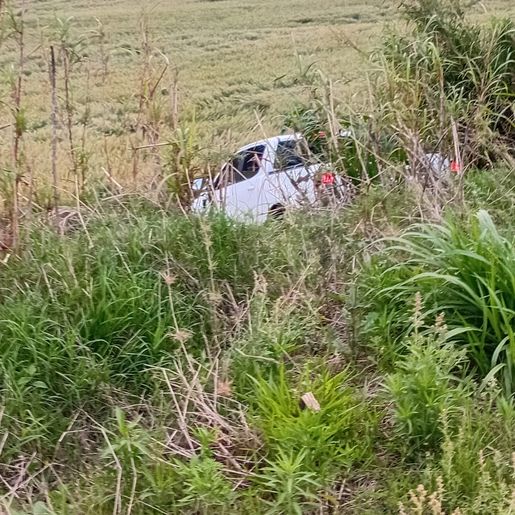 Colisão entre carro e caminhonete deixa três feridos em Descanso