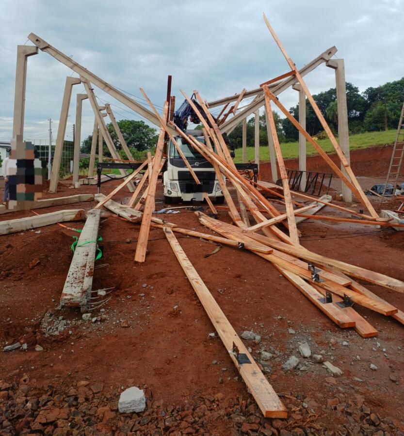 Trabalhadores ficam feridos em queda de estrutura de galpão no interior de Itapiranga