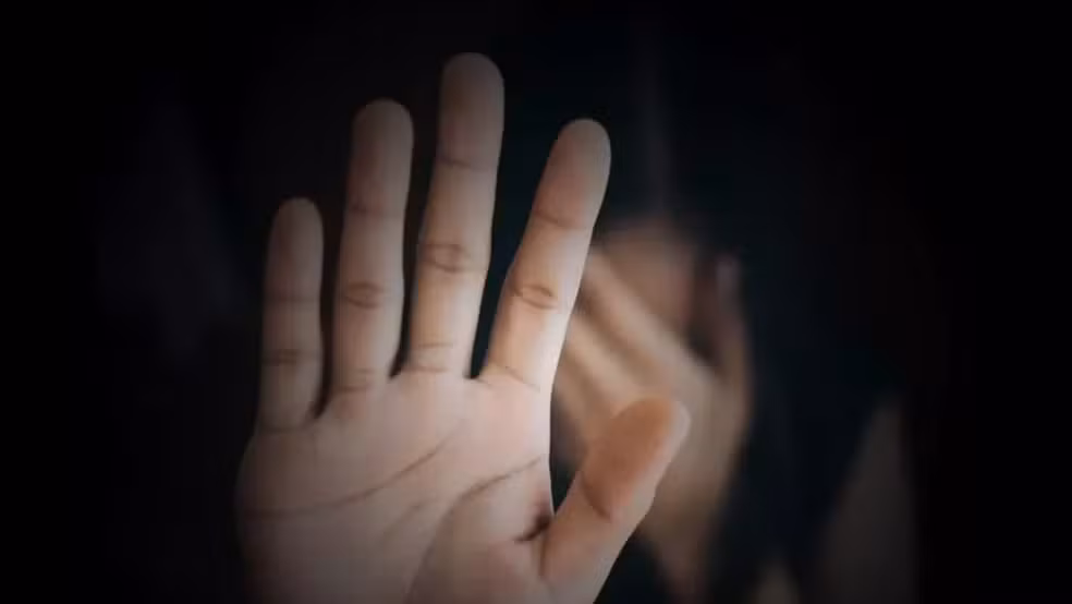 Homem é condenado a indenizar menina de 11 anos beijada à força em SC
