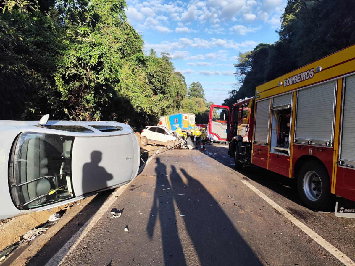 Homem morre preso em grave acidente com cinco veículos na BR-282