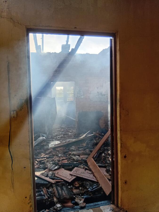Residência é destruída por incêndio em Iporã do Oeste