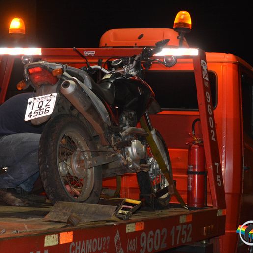 Motociclista sofre ferimentos após colidir contra canteiro em SMOeste