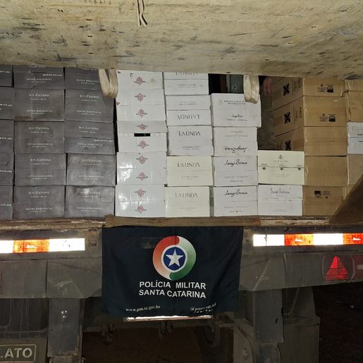 Polícia apreende carga de azeite e vinhos contrabandeados em Dionísio Cerqueira