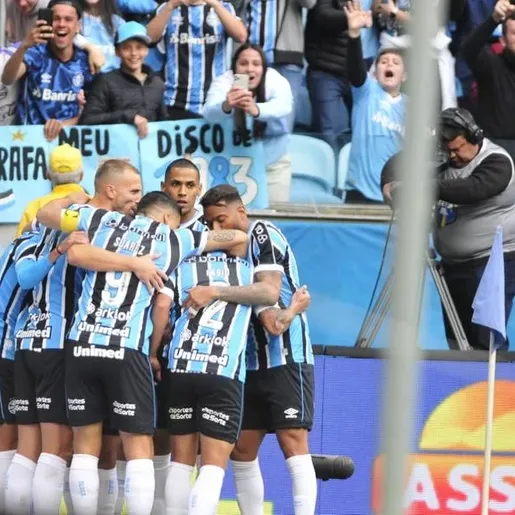 No retorno de Luan, Grêmio vira o jogo contra o Flu e volta ao G-4