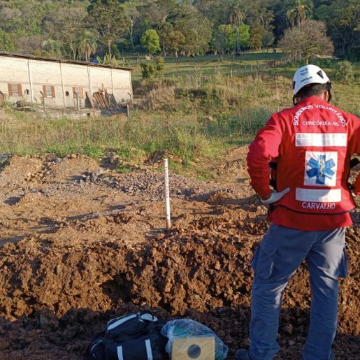 Homem fica parcialmente soterrado após ser atingido por pedra em obra no Oeste de SC