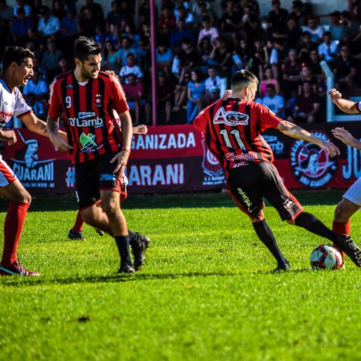 Cometa vence Guarani fora de casa e assume primeira colocação; fotos