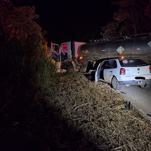 Motorista sofre ferimentos em colisão contra caminhão