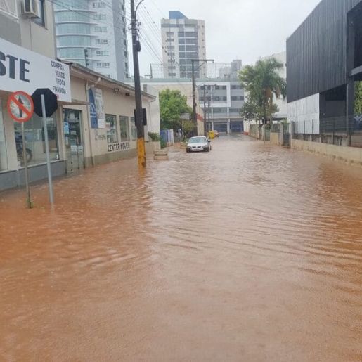 Chuvas alagam ruas e destelham casas em SC em meio ao alerta de ciclone extratropical