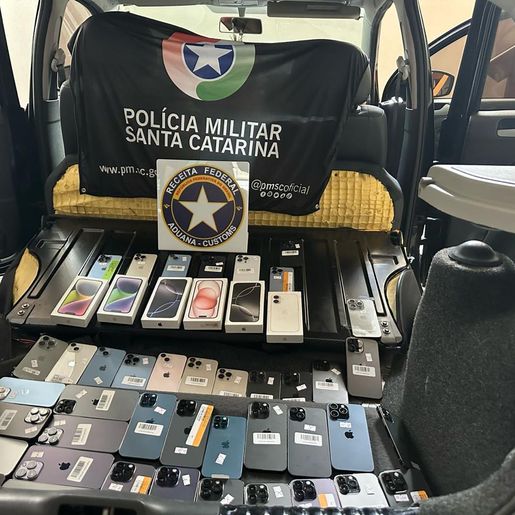 Polícia apreende R$ 250 mil em eletrônicos escondidos dentro de carro no Oeste