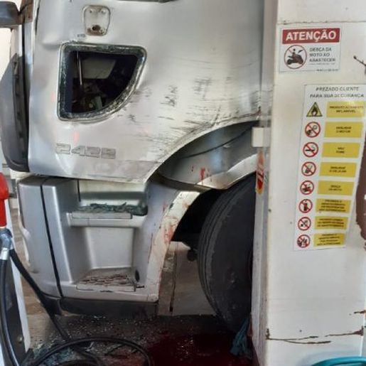 Caminhoneiro que teve perna amputada por caminhão em posto morre no hospital