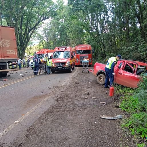 Colisão entre carro e caminhão deixa mulher ferida na SC 163, em Itapiranga