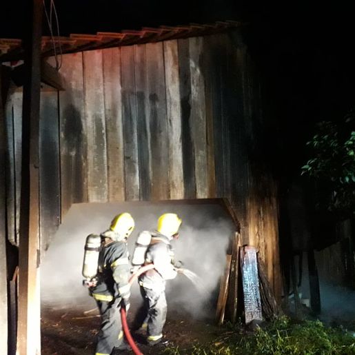 Brasas dão início a incêndio e galpão fica danificado no interior de Itapiranga