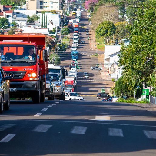Desfile em homenagem ao Colono e Motorista reúne centenas de veículos; Imagens