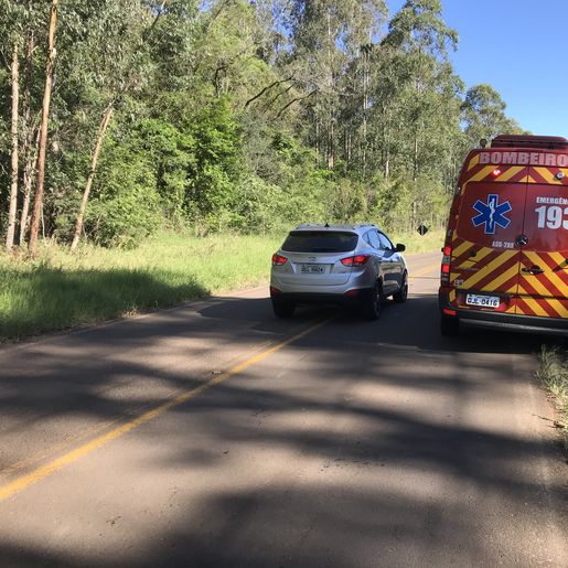 VÍDEO: Casal fica ferido em queda de motocicleta na SC-492 em SMOeste