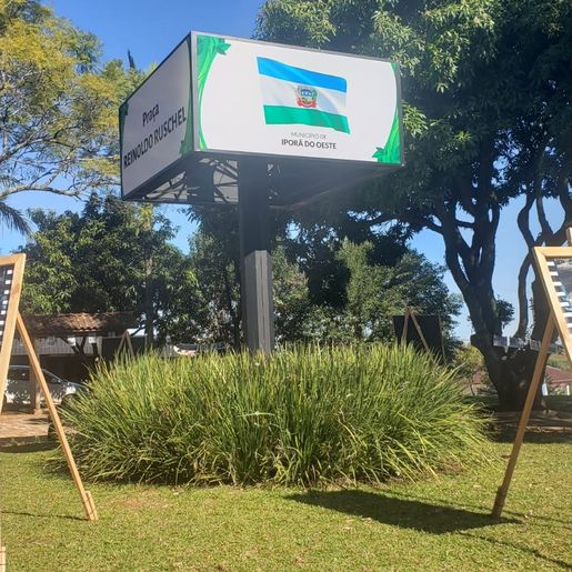 Biblioteca de Iporã do Oeste realiza exposição de fotos históricas na praça