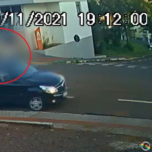 Idosa fica gravemente ferida ao ser atropelada na faixa; assista ao vídeo