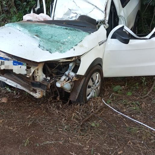 Colisão em árvore deixa dois feridos em Pinhalzinho