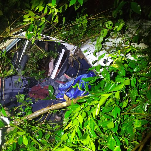 Motorista morre e passageiro fica gravemente ferido em saída de pista, em Palmitos