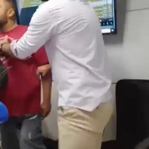 Homem invade estúdio de rádio e agride jornalistas; vídeo