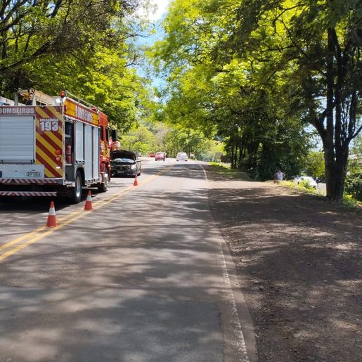 Colisão entre carro e van interdita parte da SC-163 em Itapiranga