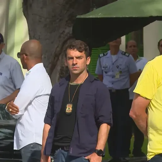 Jair Bolsonaro vota na Vila Militar no Rio de Janeiro